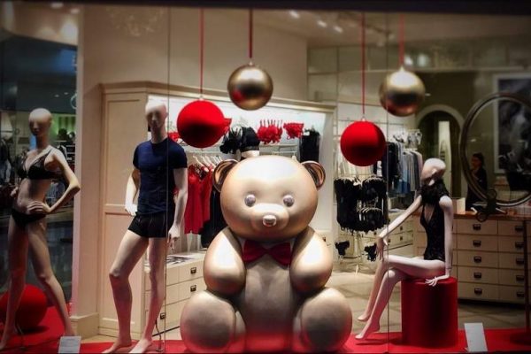 shopwindow display bear frp candys international