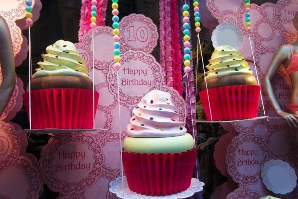 shopwindow display cupcakes candys international